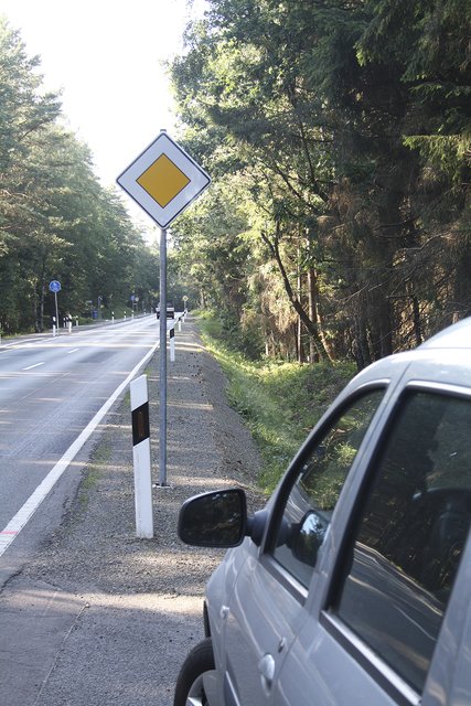 Diese Vorfahrtsschilder mussten laut Straßenverkehrsordnung neu aufgestellt werden