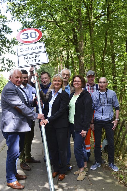 Mit Tempo-30-Schild: Landtagsabgeordneter Heiner Schönecke, Ratsherr
Jan-Peter Ebeling, Michael Dürkop vom Vorstand der Waldorfschule,
Annerose Tiedt, Kreisfachbereichsleiterin Verkehr, Kakenstorfs
stv. Bürgermeister Reinhard Hinrichs, Kindergartenvorstand Claudia Meyer, Torsten Schmiege (Betriebsgemeinschaft Straßendienst) und
Andreas Zink-Seegers, Untere Verkehrsbehörde des Landkreises