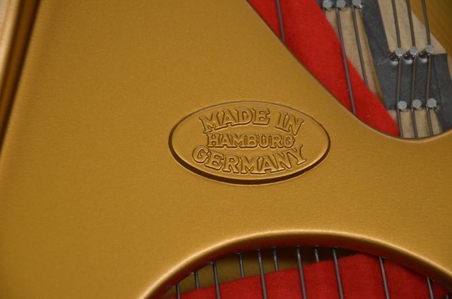 Steinway hat Dependancen in Hamburg und New York