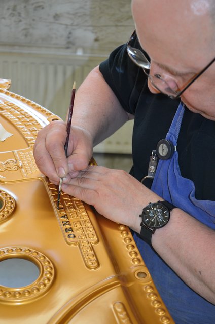 Alexander Schäfer malt mit ruhiger Hand