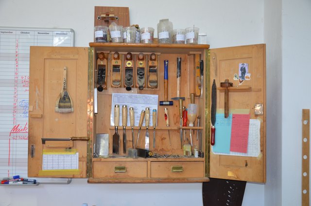 Schrank mit Spezialwerkzeugen