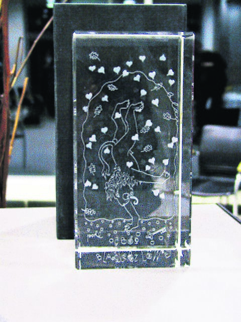 Die gläserne Trophäe des Kulturpreises "Blauer Löwe"