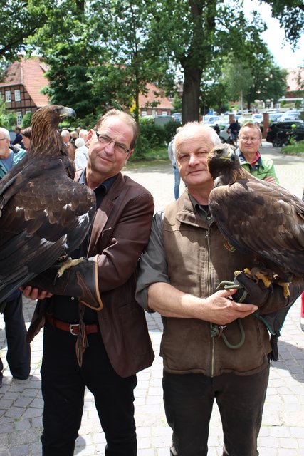 Passionierte Hobby-Falkner: Robert Peters (li.) und Christian Petzel vom Wildpark Lüneburger Heide