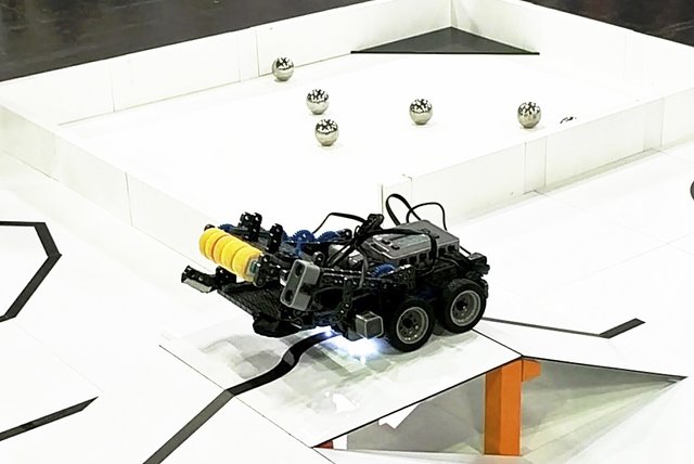 Der von den Schülern gebaute Roboter musste immer wieder neu programmiert werden