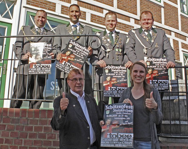 Freuen sich schon sehr auf den Auftritt von Sänger "Tobee": Thomas Schnell (hinten, v.li.), Volker Junge, Cord Nodop und Florian Dickel sowie (vorne) Peter Hauschildt und Nicole Wehmeyer , beide von Parti-Service Hauschildt