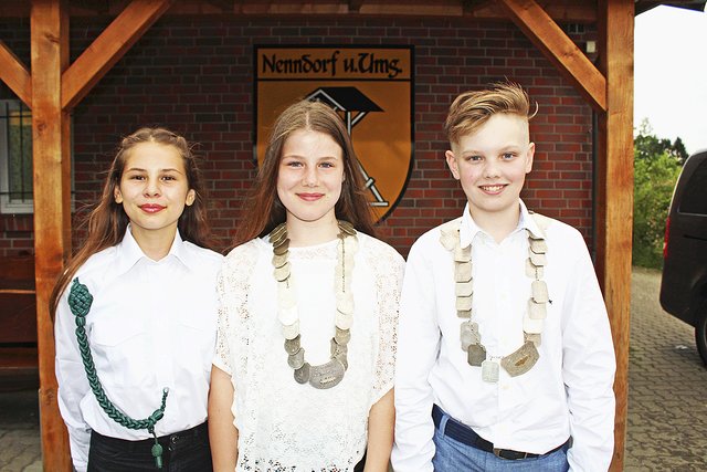 Kinderkönig Leon Kelterborn sowie Kinderkönigin Lea 
Stolle (Mitte) mit ihrer Adjutantin Giulia Hillemann