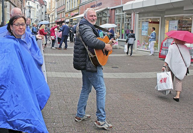 Er gab alles an der Gitarre: Musiker Erhard Brüning Foto: jab
