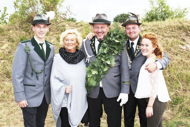 Vor der Proklamation: Frank und Sabine Stadtler (Mitte) mit ihren Kindern Stefan Georg (v. li.), Frederik Alexander und Stephanie | Foto: as