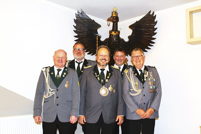 Die Adjutanten Frank Quecke (v. li.), Heiko Schacht, Ralf Meyer und Matthias Wigianek hatten viel Spaß mit ihrem König Frank Stadtler (Mitte)
