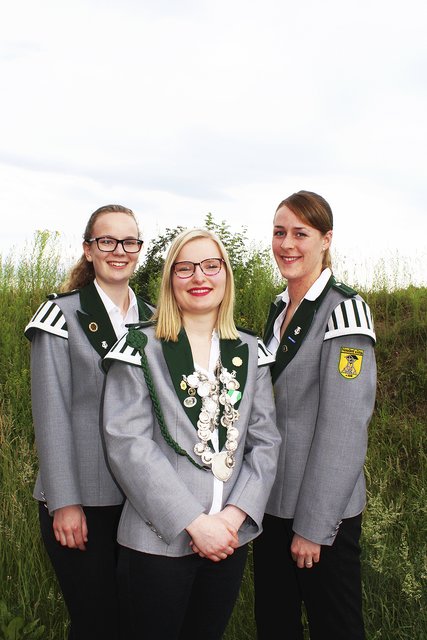 Sie ist die jüngste Damenkönigin in der Geschichte der Nenndorfer Schützen: Sophie Kristin Hagemann (Mitte). Seit 2017 spielt die 19-Jährige Saxophon im Fanfarenzug. Um den Titel der Damenkönigin hat sie beim Schlussschießen spontan mitgeschossen. Mittlerweile tritt Sophie Kristin Hagemann auch bei Wettkämpfen an. Unter anderem vertrat sie die Nenndorfer beim Kreiskönigs- und Landeskönigsschießen. Zur Seite stehen ihr ihre Adjutantinnen Lina Meier (li.) und Lara Sophie Scholz
