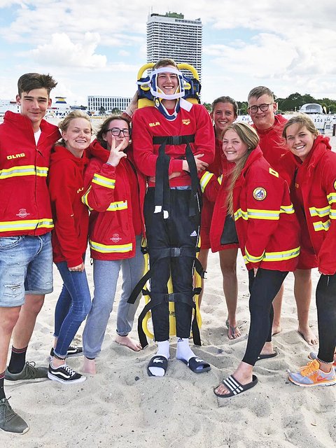 Erik (16, Mitte) wurde von seinen Mitschülern zur Übung auf  einem Spineboard fixiert