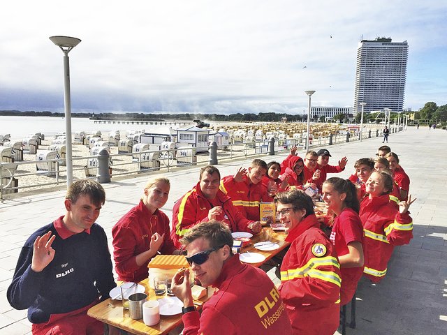 Die Tage begannen mit einem gemeinsamen Frühstück der Wachmannschaft auf der Promenade von Travemünde