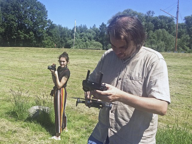 Regisseur Tobias Hammerle bereitet die Drohne für ihren Flug über das Alte Land vor. Elisa Argenziano für Büro "Insitu World Heritage Consulting" fotografiert