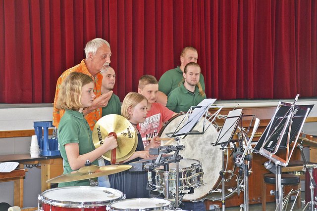 Schlagwerk-Lehrer Udo Patschkowski gibt seinen drei Schülern den Takt vor | Foto: ac