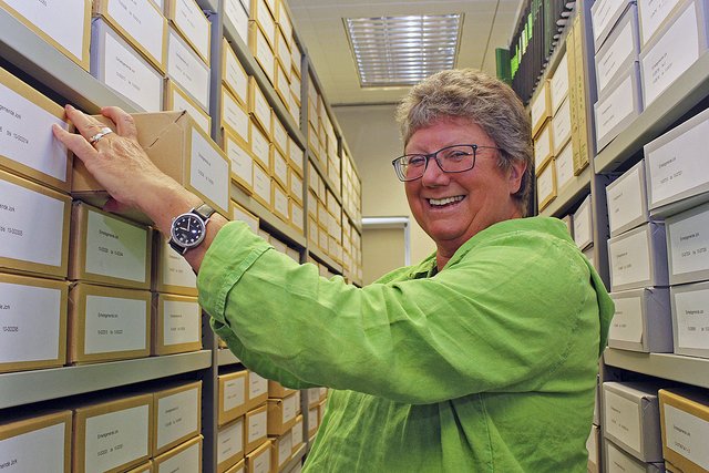 Gemeinde-Archivarin Susanne Höft-Schorpp hat das Team begleitet