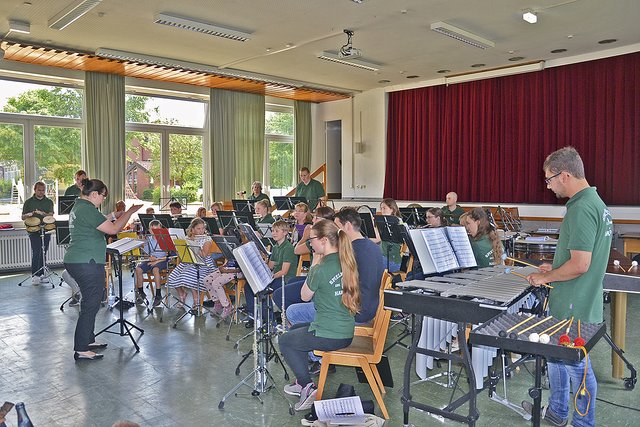 Der Spielmannszug Harsefeld unterstützte die Kinder bei ihrem ersten eigenen Konzert | Foto: sc