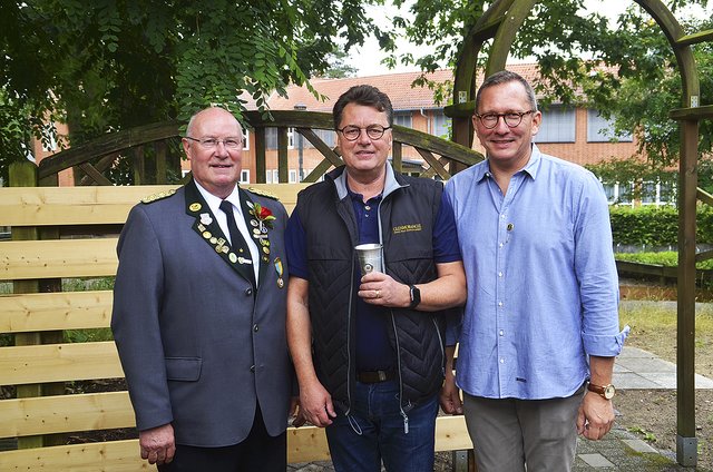 Freddy "Magenta" Brühler (Mitte) wurde Wirtschaftskönig der Buchholzer Wirtschaftsrunde. Ehrenpräsident Peter Aldag (li.) und Vorstandsmitglied Frank Krause gratulierten