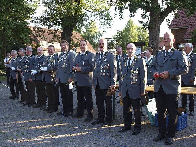 Der Vorstand des Hanstedter Schützenvereins tritt zur Proklamation an | Foto: Westphalen