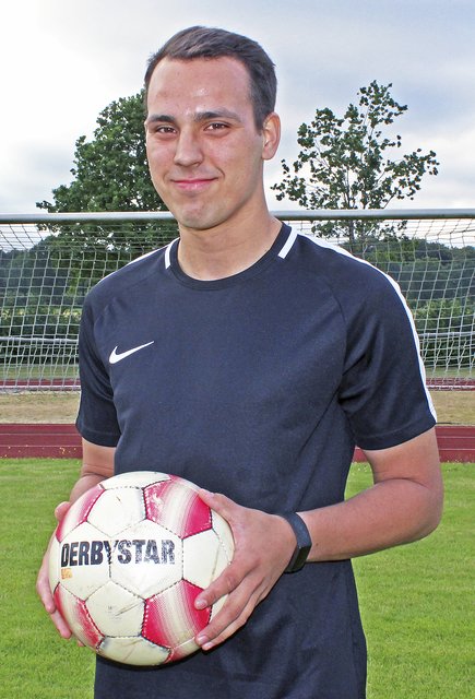 Trainer Nick Jandt unterstützt die Damen, so gut es geht Foto: jab