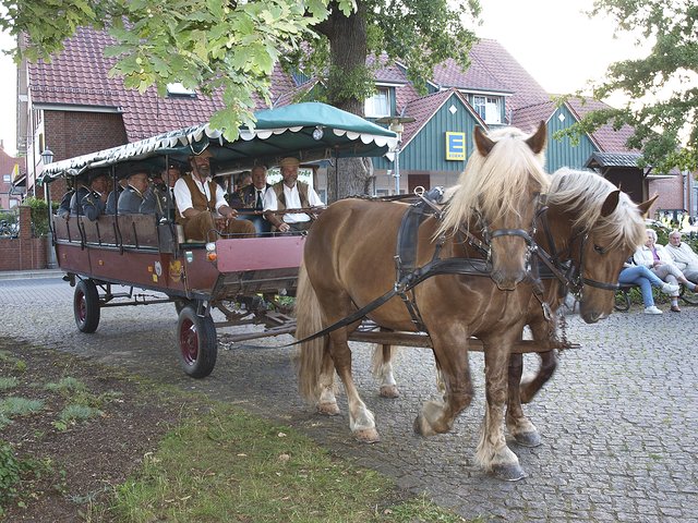 Mit der Kutsche zum Schützenfest - das gibt es nur in Hanstedt | Foto: Westphalen