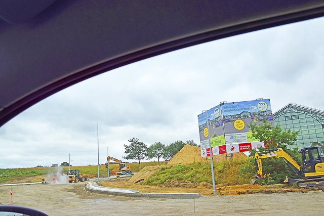 Der Baustelle des Kreisverkehrs am Neubau des Matthies Gartencenters wird Mitte August
beendet sein