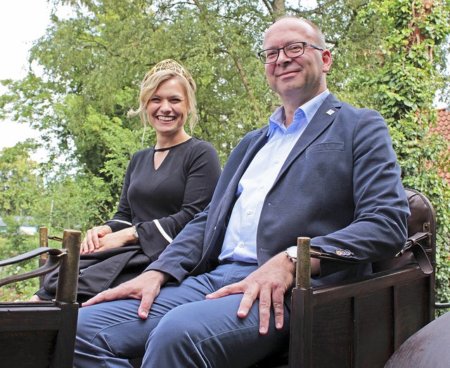 Carolin Klöckner und Sönke Hartlef genossen die Fahrt mit der Kutsche durch die Hansestadt Foto: jab