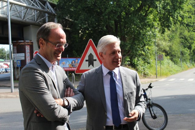 Landrat Rainer Rempe (re.) dankte Hans-Heinrich Aldag für sein Engagement