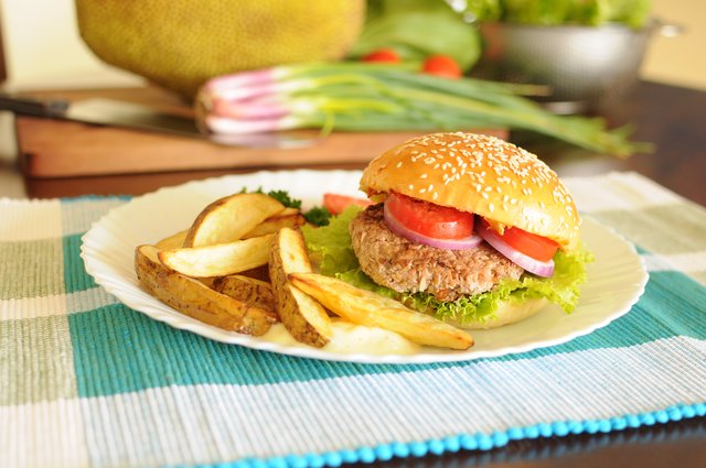 Zwei Kochbücher hat Julia Huthmann herausgebracht. Auch Jackfruit-Burger gibt es 