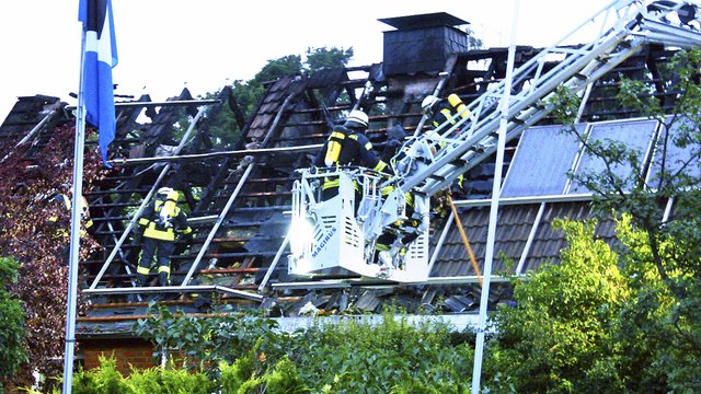 Mehrere Trupps unter Atemschutz löschten den Brand. Eine auf dem Dach installierte Photovoltaikanlage musste in aufwändiger Handarbeit vom Dach entfernt werden