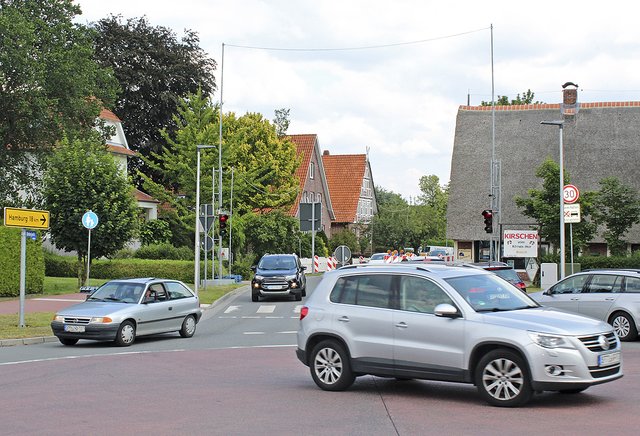 Ampeln regeln den Verkehr, denn die Arbeiten erfordern eine halbseitige Sperrung der Straße "Osterjork"