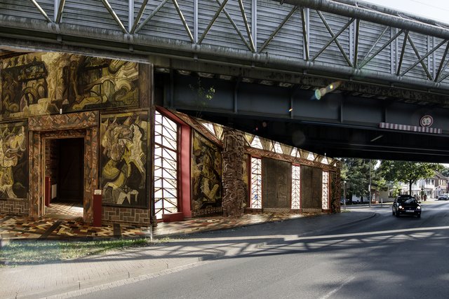 Die Montage zeigt die linke Seite der Bahnunterführung mit dem Edda-Saal der Kunststätte Bossard | Foto: Jürgen Müller