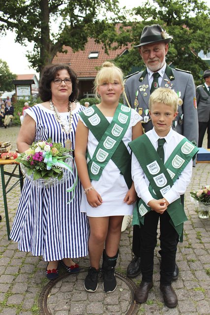 Auch sie sind Majestäten (v. li.): Gästekönigin Veronika Hochmuth, Kinderkönigin Karlotta Kröger, Kinderkönig Theo Steinkraus und "Bester Nachbar" Günther Schwarz (Schützenkameradschaft  Marxen)