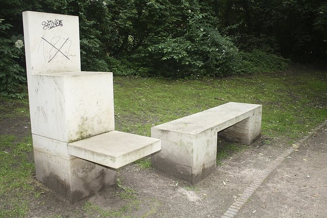 Unbekannte hatten zuvor die "Stuhlpaare" mit Graffiti verunstaltet