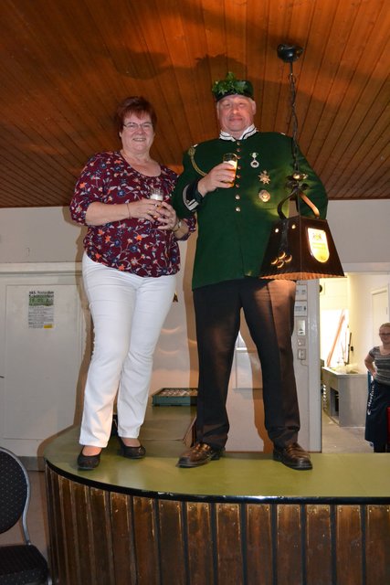 Das frisch gebackene Königspaar Hans-Joachim und Barbara Kröger auf der Theke im Schützenhaus | Foto: bim