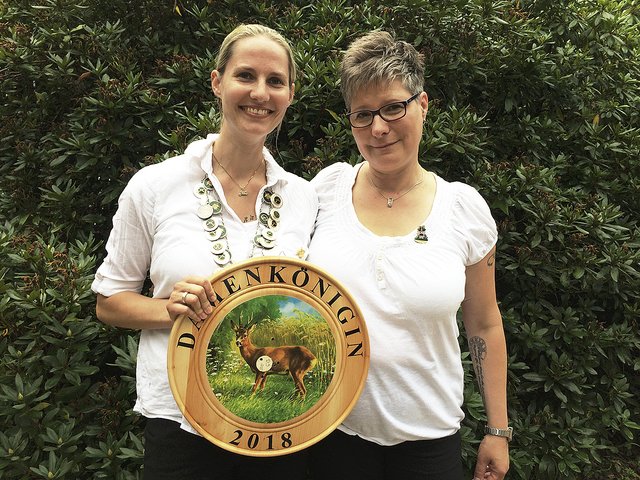 Damenkönigin Annkathrin Hackenbroich (li.) und ihre Adjutantin Anja Hackenbroich freuen sich auf das
Schützenfest