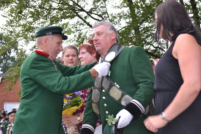 Wilhelm Kramer (li.), Adjutant der Könige, stattet Hans-Joachim Kröger mit der Königskette aus | Foto: bim