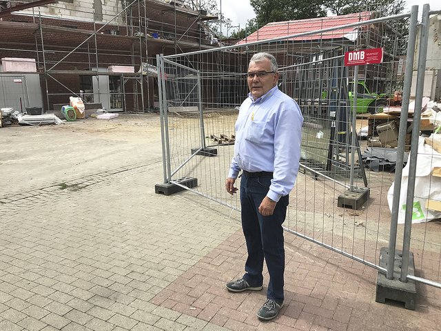 Klaus-Dieter Conrad steht vor der Baustelle. Ab Samstag ist der Markt für mehrere Wochen geschlossen