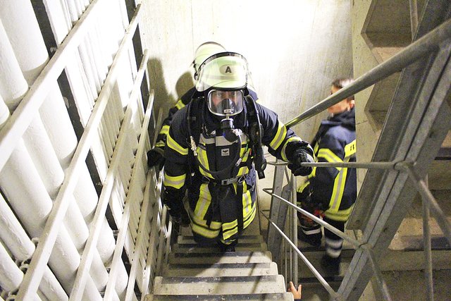 Unter Atemschutz bestiegen mehrere Feuerwehrleute den Funkturm in Langenrehm Fotos: Köhlbrandt