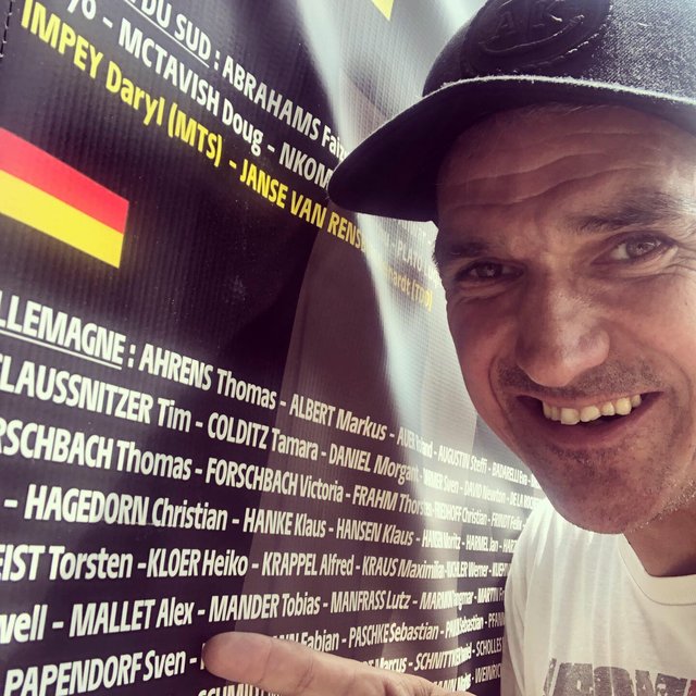 Die Namen der Starter wurden auf einem Plakat abgebildet - auch Sven Papendorf wurde darauf verewigt | Foto: Papendorf
