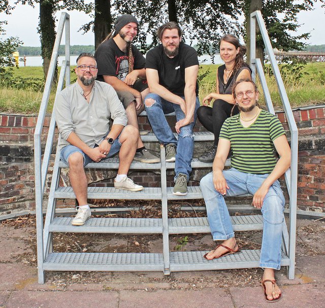 Die Band "Drachenflug" und Vorstandsmitglied Sascha Ernst (vorne li.) investieren viel Herzblut
in die neue Veranstaltungsreihe Foto: jab