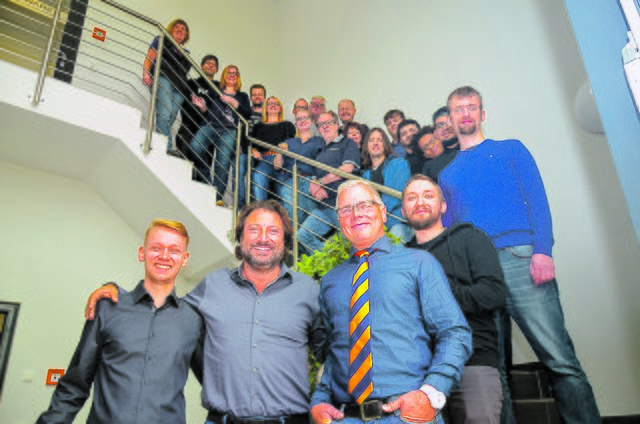 Geschäftsführer Firat Güney (zweiter von links) und sein engagiertes Team sorgen dafür, dass Kundenwünsche perfekt umgesetzt werden | Foto: Axel-Holger Haase