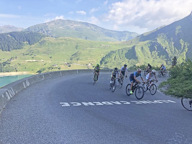 Unterwegs in den Alpen: Auf der Etappe mussten die Hobbyfahrer mehr als 4.500 Höhenmeter zurücklegen  | Foto: Papendorf