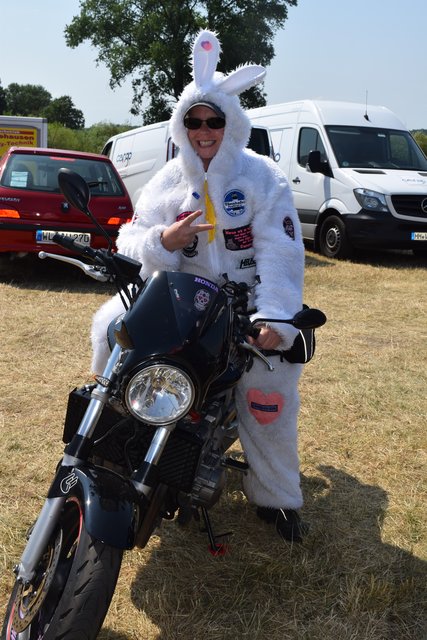 Steffka Ewald aus Hamburg von der "Streetbunny Crew", die in Kooperation mit der Motorradstaffel der Johanniter für die Sicherheit der Triathleten auf der Strecke sorgte 