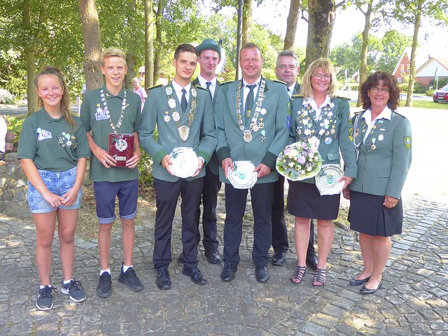 Der neue Hofstaat mit (v.li.): Sarah Steiner (Adjutantin des Kinderkönigs), Matthis Eckhoff (Kinderkönig), Rico Mecklenburg (Jungschützenkönig), Christoph Tomfelde (Adjutant des Jungschützenkönigs), Christoph Borchers (König), Matthias Wolff (Bester Mann), Anja Hellwege (Königin) und Silke Stelling (Beste Dame)