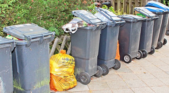 Volle Mülltonnen warteten wochenlang auf ihre Abholung