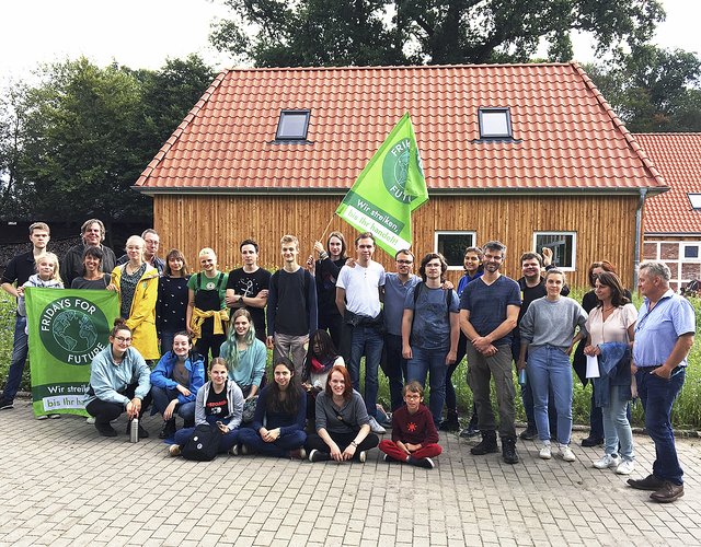 Mitglieder der Initiative "Fridays for Future" besuchten den Biohof Quellen in Wistedt  | Foto: Nele Brebeck