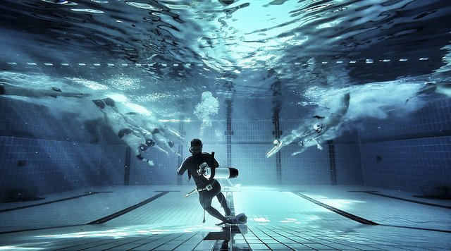 Jede Sekunde zählt: Beim Anschwimmen versuchen beide Teams, als Erstes den auf dem Boden liegenden Ball zu erreichen
