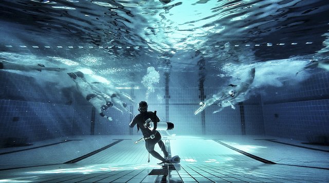 Jede Sekunde zählt: Beim Anschwimmen versuchen beide Teams, als Erstes den auf dem Boden liegenden Ball zu erreichen  | Foto: Siegfried Kuckstein