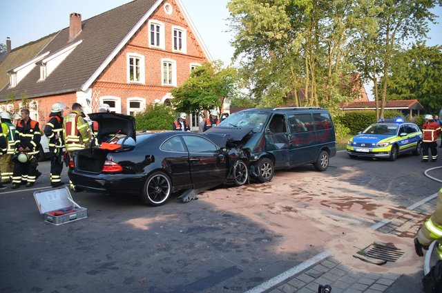 Aus bislang ungeklärter Ursache waren ein Bus mit Erntehelfern und ein Mercedes Coupe frontal zusammengestoßen | Foto: Polizei