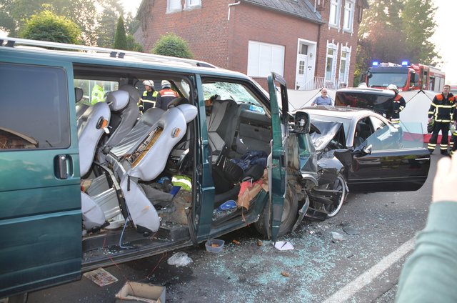 Alle Insassen konnten sich noch selbstständig aus den beiden Wracks befreien | Foto: Polizei